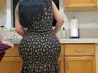 Obese Ass Ibu Tiri Fucks Will not hear of anak tiri Di Dapur Setelah Melihat-Nya yang besar Flounder