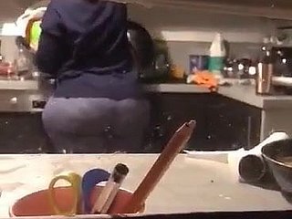 الحمار العربي ضخمة في مطبخ المشي