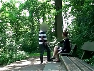 رجل يطارد امرأة في حديقة