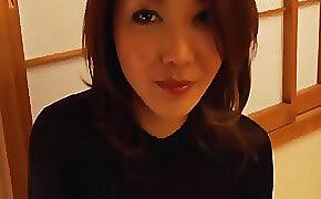 아시아 소녀는 그녀의 바가지와 그녀의 무죄 음부 안쪽에 깊은 성교 팬티 스타킹 얻을 수 ...