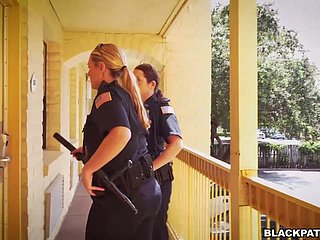 两名民警女人乱搞一个英俊的家伙被捕，吃他的精液