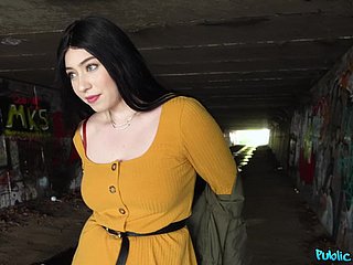 Ballen diep neuken met bochtige murky Amilia Onyx en een vreemdeling