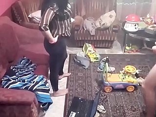 kamera pengintip merekodkan pasangan having it away di ruang tamu. JAV245