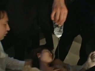 Asian sposa ottiene cazzo di gruppo Hardcore