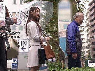 Эти большие задорные японские сиськи потрясающе сексуально