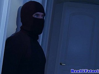 Housewife assfucked bởi một tên trộm nửa đêm