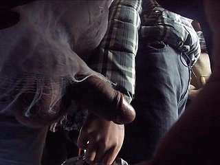 Menarik kemaluannya di bus