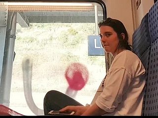 Девочка собирания носа и едят сопли