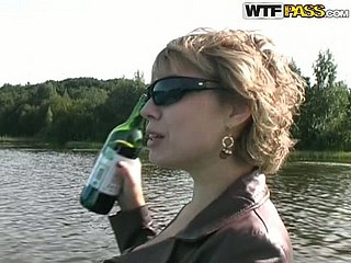 Ubriaco bionda matura slut andando compiacere un cazzo sulla barca