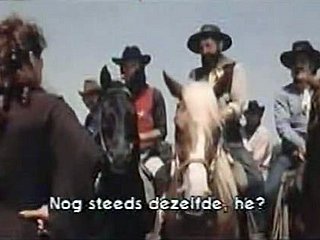 Keurige dame in witte lingerie krijgt doggyfucked in de woestijn van cowboy