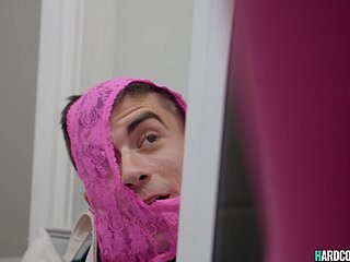 Giovane humping dai grossi seni matrigna
