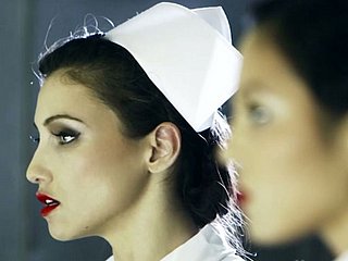 due infermiere in centro medico cazzo un paziente con strapon