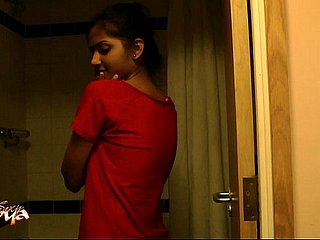 Heiße sexy indische Amateur Babe Divya in der Dusche