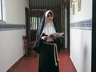 Nada como lo profundo, esta monja en su coño mojado.