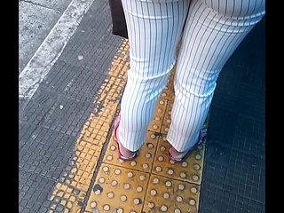 Novinha de xã hội na fila do ônibus