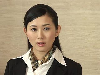 Mio Kitagawa Der Hotelangestellter saugt den Schwanz eines Kunden