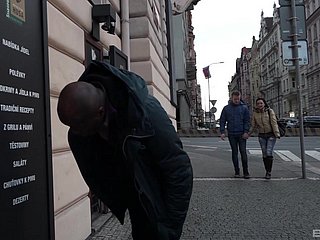 Сука заблагодана перед своим парнем