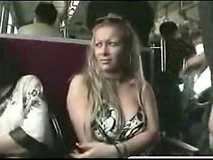 アマチュアの女の子が道への旅行でマストチャーされています