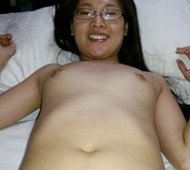 Cô gái Trung Quốc thưởng thức một con gà trống nhỏ