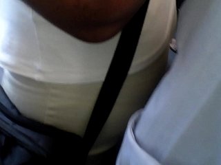 2人の老人男性が混雑したバスで古いママに触れようとします