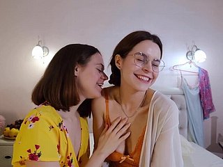 Daniela et Anca Amateur Sexe lesbienne
