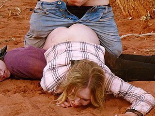 Cuck Girlが出席している間、熟女が汚れて汚れたアナルを得る