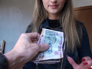 Melanie wieje i zostaje fucked za pieniądze w Hardcore POV
