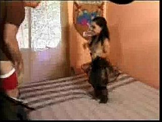 enana en una maleta