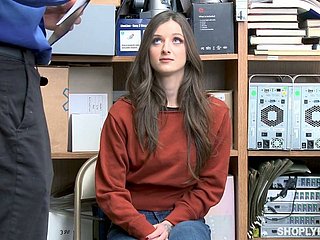 ShopLifting Chick Kenzi Ryans наказывается одним странным чуваком