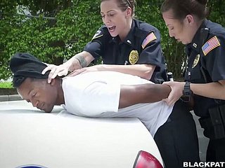 两个讨厌的警察女性他妈的一个逮捕了街上的英国广播公司