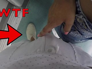 Stepsister merayu orang asing yang tidak dikenal di kereta umum!