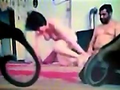 宗教的な男はイランの若い動揺な女を騙し