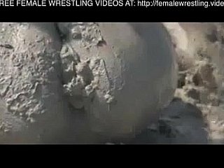 الفتيات المصارعة في الوحل