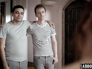 دو نوجوان ناراض سوتیلے بھائی رکی ہسپانوی اور الیکس جیٹ اپنی مایوسیوں کو دور کرنے کے لئے بڑی عمر کی ماں سائرن ڈی میر کو ڈبل گھسیٹتے ہیں!