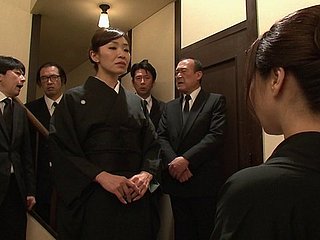Besando y golpeando a una hermosa nena japonesa Yu Kawakami