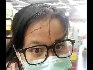 수유 MILF는 식료품 점에서 큰 가슴을 깜박입니다.