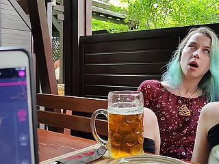 Kawalan Orgasme Jauh dari Stepsister saya di Pub!