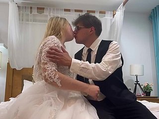 第一个婚礼之夜：新婚夫妇尝试长期以来的肉体乐趣