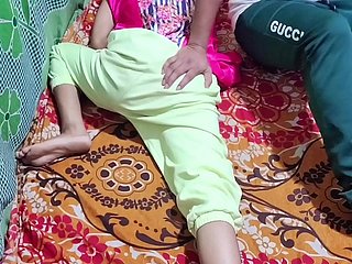देसी गर्ल ने अपने चाचा के साथ गंदे काम किया और चाचा का पानी अपनी चूत पर गिरा दिया