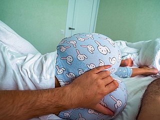 La hermanastra se despierta y ayuda a su hermano corro mientras ve porno - Creampie