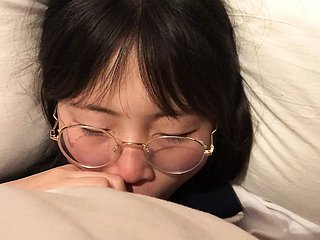 Gadis siswa dalam seragam sekolah membantu saya blowjob setelah sekolah