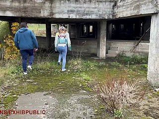 本物のアマチュアの女の子はタガーと人前でセックスをしています、彼は私に絶頂します