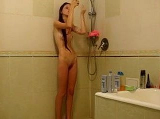 Duşun altında sıska kız