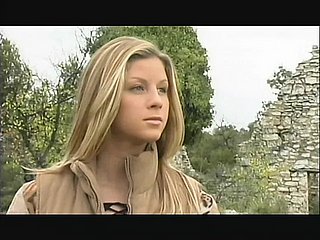 見事なよく形のブロンドのブロンドのティーンは絶頂を飲み込み、彼女の猫が掘削されます