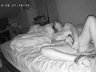 Heiße Frau findet wilt versteckte Kamera und zeigt eine Fake
