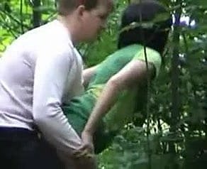 Русская пара в лесу
