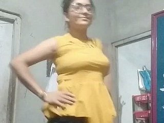 Aunty dalam blaus yang ketat dan bra dan seluar dalam