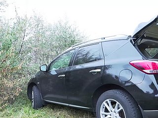 Dojrzała matka pieprzy się we wszystkich otworach na zewnątrz
