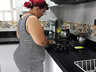 Séduire ma belle-mère mob baiser dans chilled through cuisine