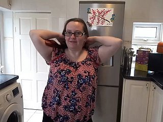 Femme se déshabillant nue dans la cuisine